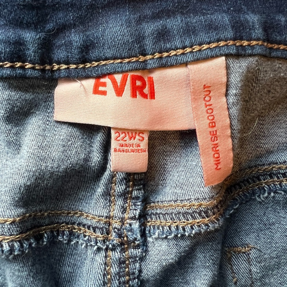 Evri mid rise bootcut woman’s jeans in sizer 22. - Picture 5 of 5
